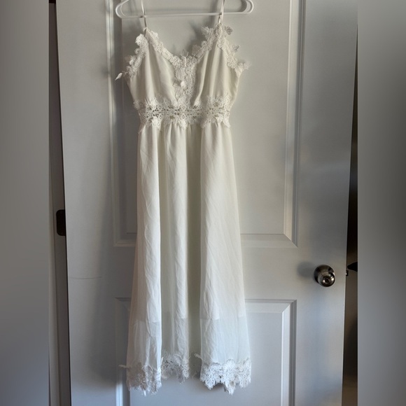 Elegant White Lace Dress - Picture 7 of 12